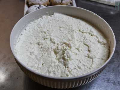 ..., ma soprattutto la farcitura. A Bitonto fu sostituito l�originario ripieno di mandorle e cioccolato con ricotta aromatizzata con scorza di limone. L�idea venne, all�inizio dell�800, alle monache benedettine del monastero di Santa Maria delle Vergini